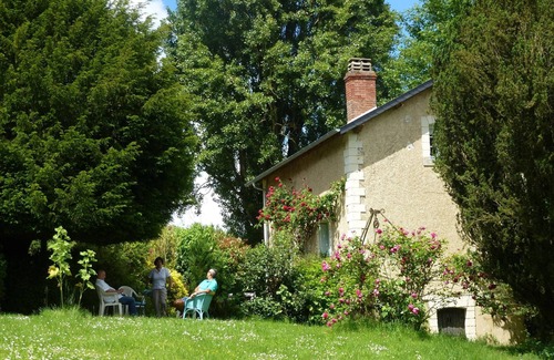 Troo Cottage | Riverfront gîte in 3ha park with swimming pool, tennis court