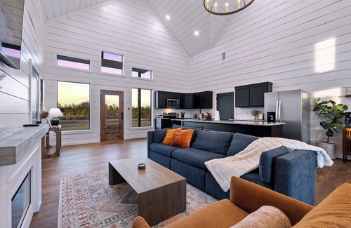 Broken Bow Cabin | Riverfront + Heated Pool, Pool Table, Kayaks, Fishing | EV