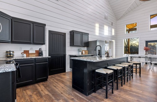 Broken Bow Cabin | Riverfront + Heated Pool, Pool Table, Kayaks, Fishing | EV