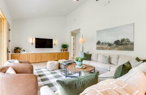 Huntsville House | Riverfront Huntsville Cabin with Views and Kayaks!