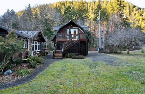 Beaver Apartment | Riverfront Loft Retreat w/BBQ & Fire Pit