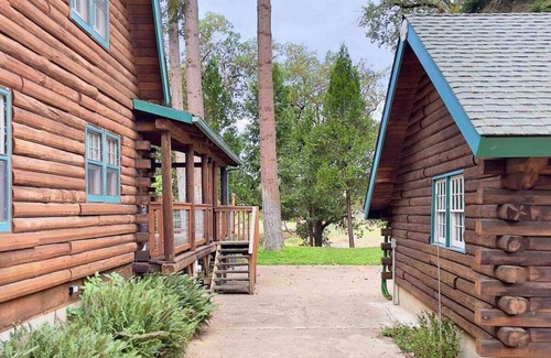 Roseburg Cabin | Riverfront Log Cabin in Roseburg’s Wine Country