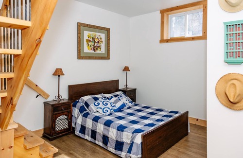 Haliburton Cottage | Riverfront Serenity ion Drag - Wheelchair accessible loft