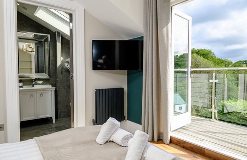 Truro House | RIVERGARTH, pet friendly, luxury holiday cottage in Malpas, Cornwall