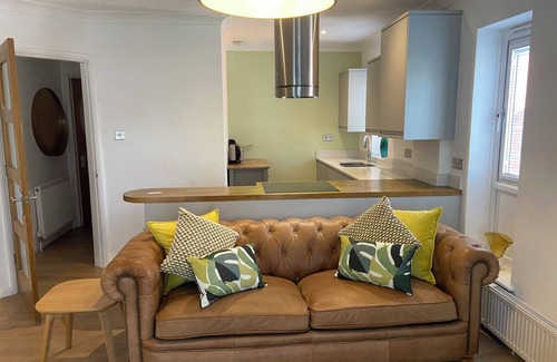 Winchester Cottage | RIVERGEM - RIVERSIDE COACH HOUSE, pet friendly in Winchester