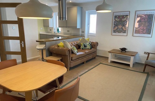 Winchester Cottage | RIVERGEM - RIVERSIDE COACH HOUSE, pet friendly in Winchester