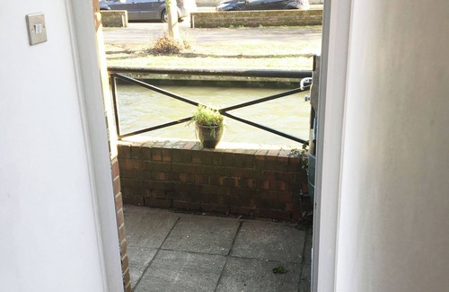 Winchester Cottage | RIVERGEM - RIVERSIDE COACH HOUSE, pet friendly in Winchester