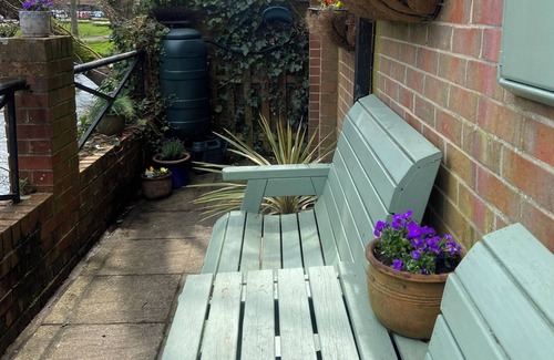 Winchester Cottage | RIVERGEM - RIVERSIDE COACH HOUSE, pet friendly in Winchester