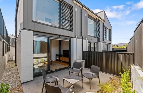Albert Town Apartment | Rivers Abode Summary: