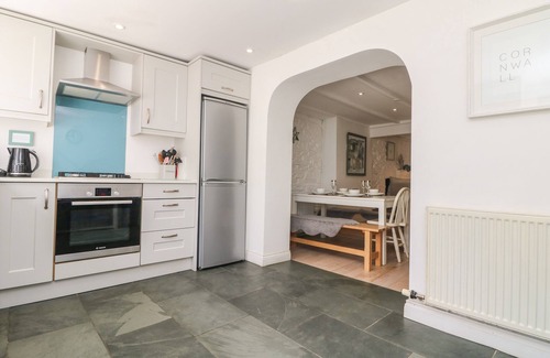 Wadebridge Cottage | RIVERSDALE COTTAGE, pet friendly, with a garden in Wadebridge