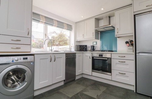 Wadebridge Cottage | RIVERSDALE COTTAGE, pet friendly, with a garden in Wadebridge
