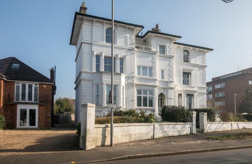 Grove Apartment | Riverside 2 Bedroom Central Kingston Flat