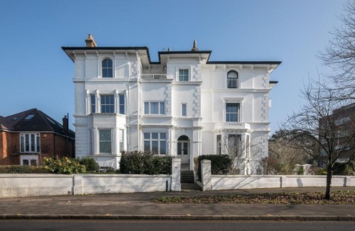 Grove Apartment | Riverside 2 Bedroom Central Kingston Flat