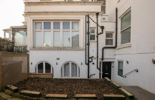 Grove Apartment | Riverside 2 Bedroom Central Kingston Flat