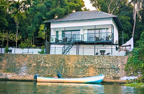 Aluva Apartment | Riverside 2 bedroom house with pool