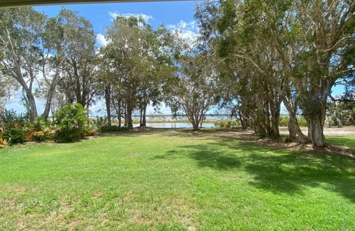 Burrum Heads Villa | Riverside - Burrum Heads- Riverfront - 3BR - River Fishing.