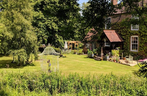 Boston Cottage | Riverside cottage in a beautiful garden in Lincolnshire.