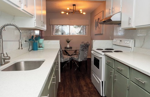 Sunnyside House | Riverside Haven: Cozy room for you