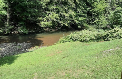 Corinne Cabin | Riverside log cabin in WV- 5 min from Pinnacle Creek Connector
