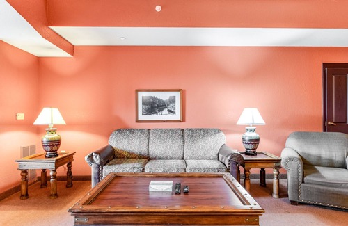 Wisconsin Dells Condo | Riverside resort condo with full kitchen, on-site golf & waterpark add-ons