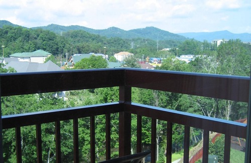 Pigeon Forge Condo | Riverstone -1BRcorner, Mtn/River view,Indoor pool, 5min Ripken/Dollywood/LeConte