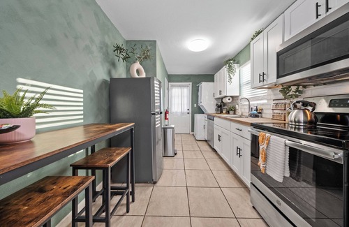 Eastside Promise Neighborhood House | Riverwalk, Pearl,Frost Center & Ft Sam, BAMC-pet friendly!