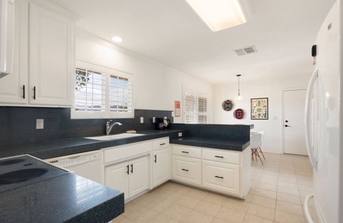 Yucca Valley House | π¦ Roadrunner Inn - Pool, Hot Tub, BBQ and Fire Pit! π¦