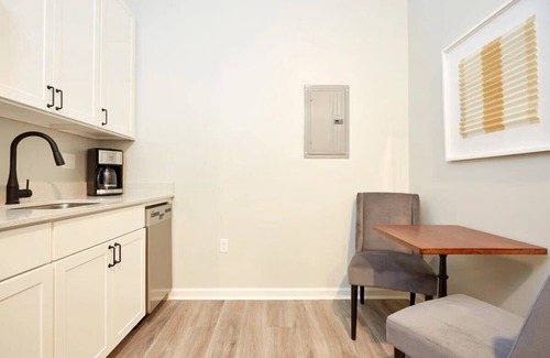 Central Business District House | Roami at Canal Quarters | Suite