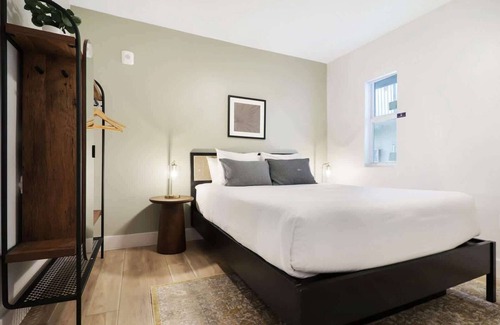 Mid Beach Hotel | Roami at The Carmela | 1 Block to the Beach #10