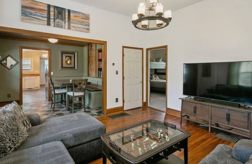 Terry Sanford House | Roaring Oakridge Retreat