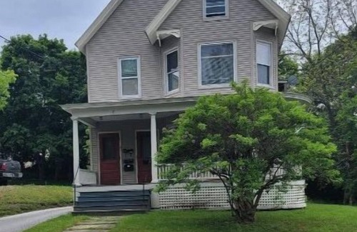 East Haven Rutland County Apartment | Roberts ave. Immaculate Rental For Nurses Apt D
