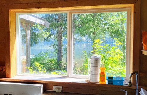 Campbell River Cabin | Roberts Lake ResortnSandybeach, fishing,hiking, pet friendly