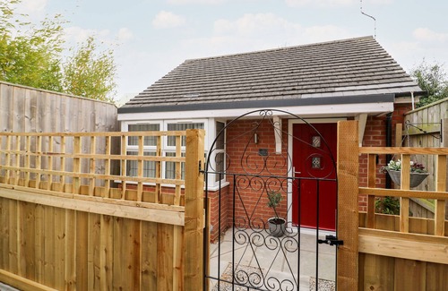 Leven Cottage | ROBIN COTTAGE, with a garden in Beverley