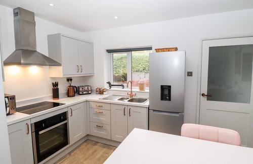 Croxton Kerrial Cottage | ROBIN'S NEST, pet friendly, with open fire in Vale Of Belvoir