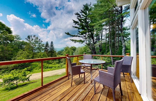 West Townshend House | Robin's Perch | House in Townshend with mountain view & hot tub