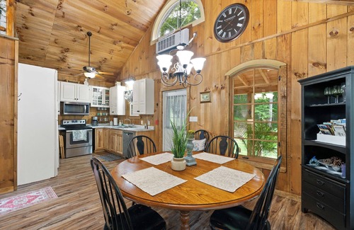 Mammoth Cave Cabin | Robins Nest nestled on Nolin Lake! Boat parking onsite & close to the boat ramp!