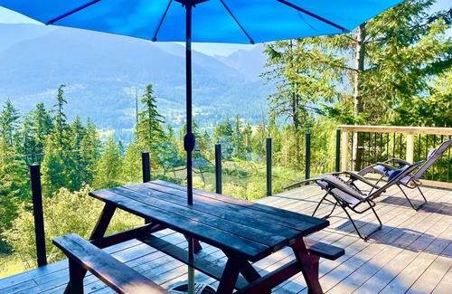 Balfour Cabin | *ROBIN’S NEST* TINY CHALET HOME Spectacular mountain views surrounded by nature