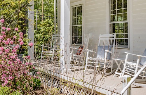 Egremont House | Robin’s Retreat by AvantStay | Carriage House at Historic Inn: Barn, Pub, Farm!