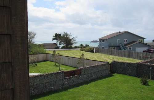 Crescent City North Cottage | Rock and Wave Cottage At The Beach