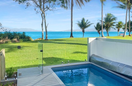 Picnic Bay Villa | Rock Salt Villa 2 Situated on the foreshore at Picnic Bay