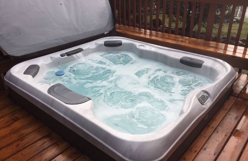 Garden Bay House | Rockridge Cabin in Garden Bay with Hot Tub and Private Pond, Steps to Lake