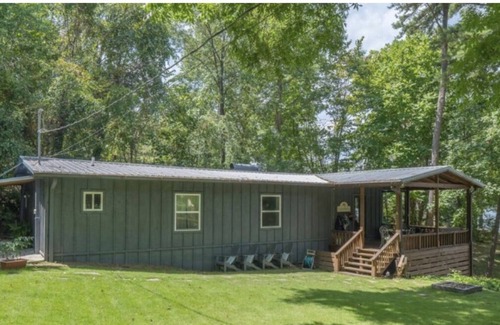Jasper House | Rockview Getaway on Smith Lake