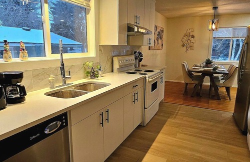 Northwest Calgary House | Rocky Mtn Escape-3 bdrm-near shops, dining, UofC