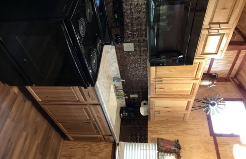 Hughes County Cabin | Rocky Top Winery Beautiful Rustic Cedar Cabin