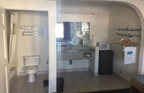 Beaumont Hotel | Rodeway Inn Beaumont 1-10