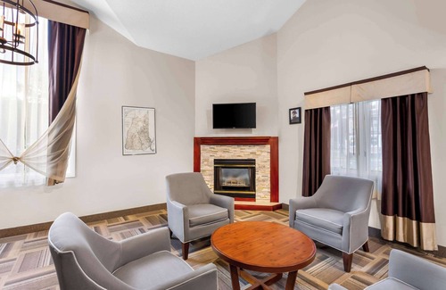 Gorham Hotel | Rodeway Inn Gorham Riverside