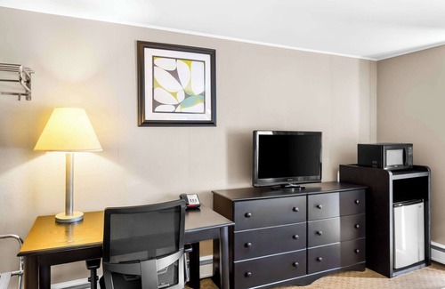 Gorham Hotel | Rodeway Inn Gorham Riverside