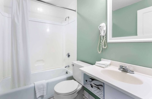 Gorham Hotel | Rodeway Inn Gorham Riverside