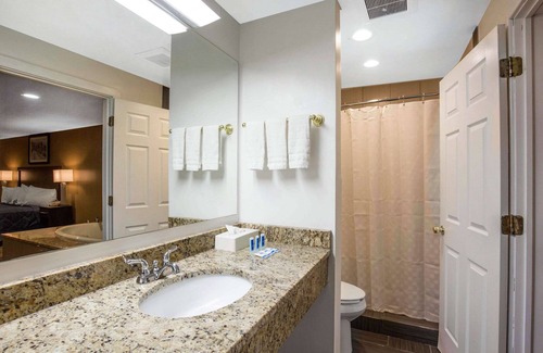 Lyons Hotel | Rodeway Inn Lyons - La Grange