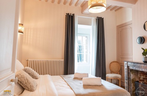 Hermival-les-Vaux Bed & Breakfast | Rollon's suite at Château d'Hermival